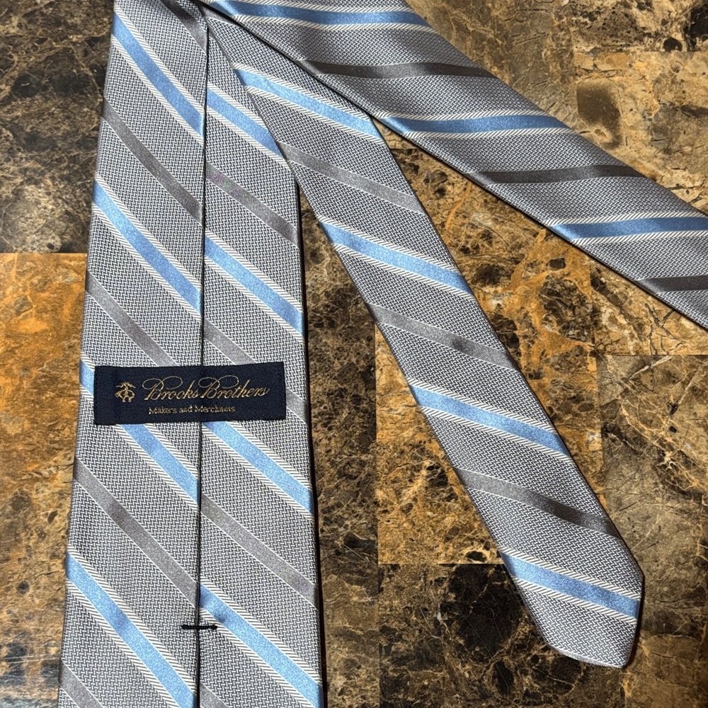 Brooks Brothers Men's Tie in Gray and Light Blue Stripes